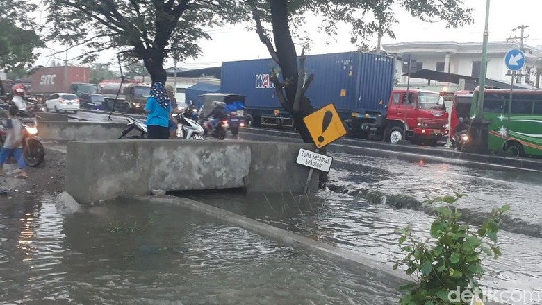 Pantura Demak Macet Tergenang Rob, Jalur Alternatif Padat Merayap Pantura Demak Macet Tergenang Rob, Jalur Alternatif Padat Merayap