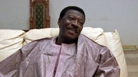 Dia kemudian mengutarakan tentang upayanya membangun desa kembali, yang dimulai pada 1985. Sissoko berkisah pula soal uang yang dia hasilkan. Pada suatu ketika dia mengklaim berhasil menggalang US$400 juta (Rp5,4 triliun).  