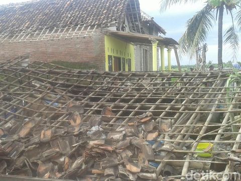 Puting Beliung Terjang 2 Desa di Banyuwangi, Puluhan Rumah Rusak 