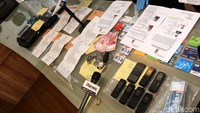 Barang bukti yang diperlihatkan sejumlah surat sprindik palsu, handphone, kartu ATM dan uang sebesar Rp 5.900.000.