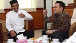 Lihat Gaya Cak Imin Kulineran dan Berpose Bersama Makanan
