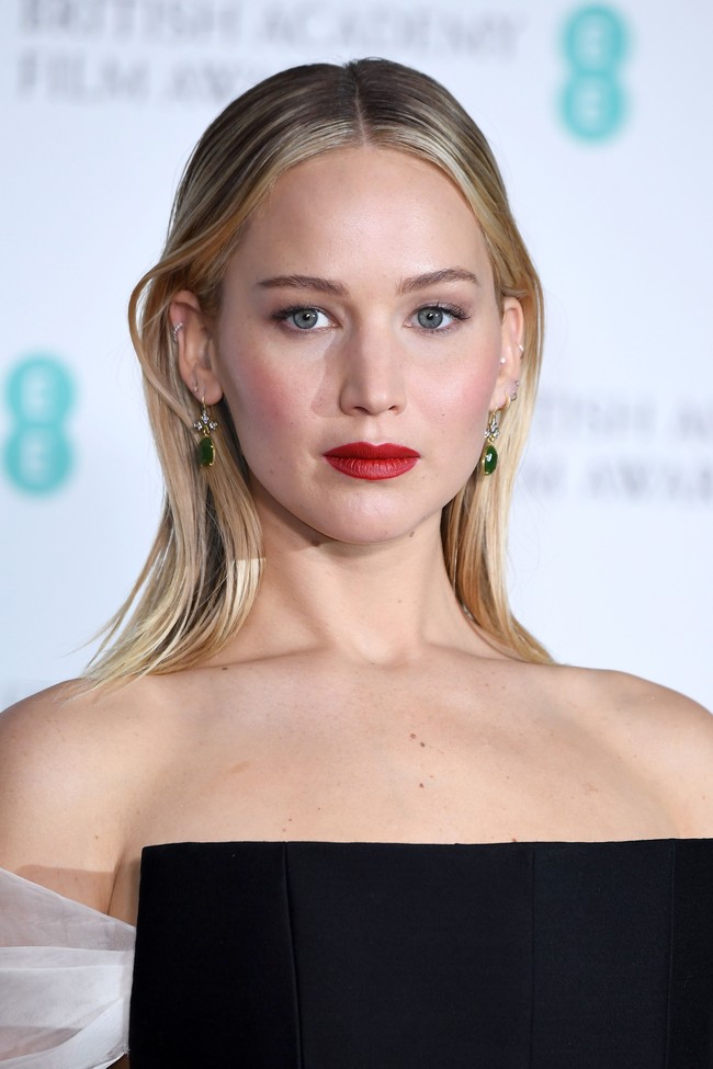 Jennifer Lawrence menjadi satu dari sekian banyak selebriti yang kompak berbalut gaun hitam sebagai bentuk protes terhadap pelecehan seksual dan kesenjangan upah. (Foto: Jeff Spicer/Getty Images)