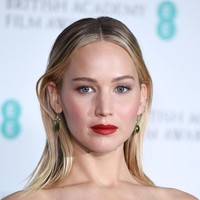 Jennifer Lawrence menjadi satu dari sekian banyak selebriti yang kompak berbalut gaun hitam sebagai bentuk protes terhadap pelecehan seksual dan kesenjangan upah. (Foto: Jeff Spicer/Getty Images)