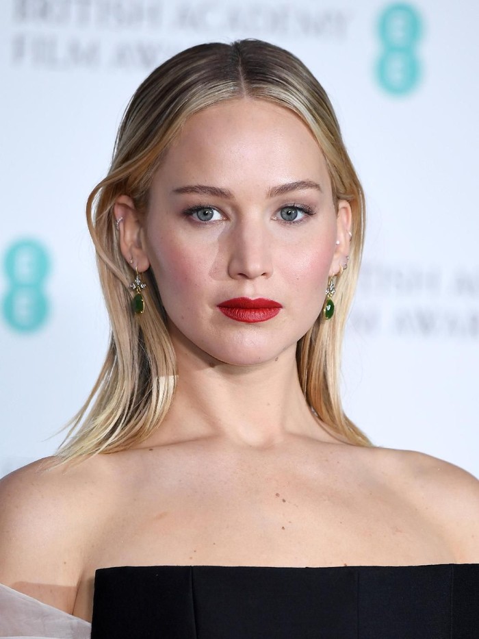 Jennifer Lawrence di BAFTA Awards 2018 LONDON, ENGLAND - FEBRUARY 18: Actress Jennifer Lawrence poses in the press room during the EE British Academy Film Awards (BAFTA) held at Royal Albert Hall on February 18, 2018 in London, England. (Photo by Jeff Spicer/Jeff Spicer/Getty Images)