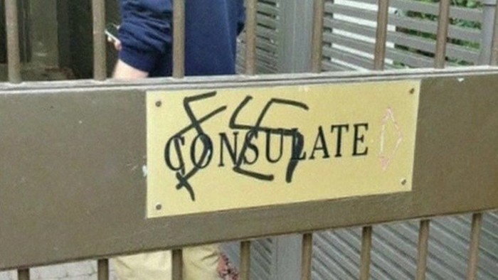 Aksi Vandal Lambang Swastika di Kedubes Polandia di Israel