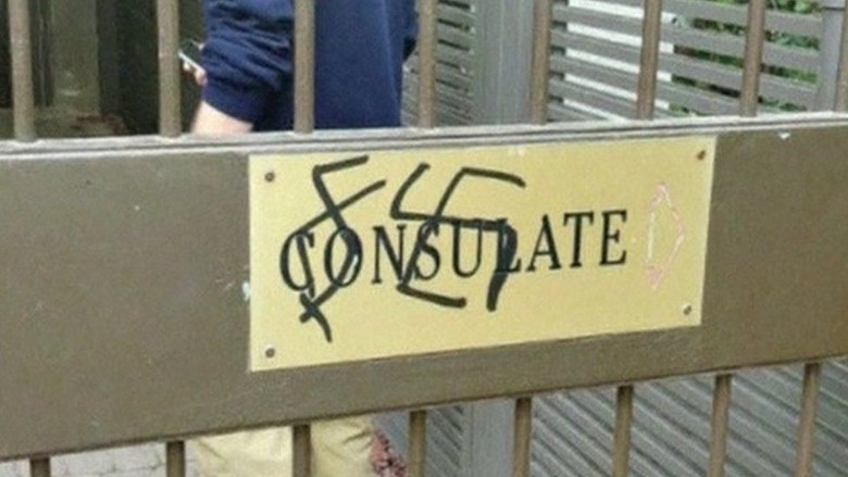 Aksi Vandal Lambang Swastika di Kedubes Polandia di Israel Aksi Vandal Lambang Swastika di Kedubes Polandia di Israel