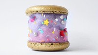 Gimana jadinya kalau macaron bertemu dengan cotton candy? Ternyata seperti ini! Pecinta makanan manis pasti suka kreasai yang satu ini. Foto: Instagram @fluffegram