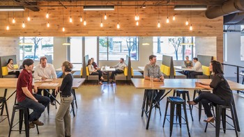 Dengan luas hingga puluhan ribu meter, kantor ini memiliki banyak tempat makan yang berbeda-beda. Dari bar kopi hingga makanan berat. (Foto: Emily Hagopian/Business Insider)