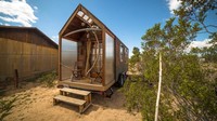 Rumah berjalan ini memiliki luas 130 kaki persegi (sekitar 12 meter persegi). Dibutuhkan waktu 9 bulan untuk merancangnya. (Tiny House Expedition)