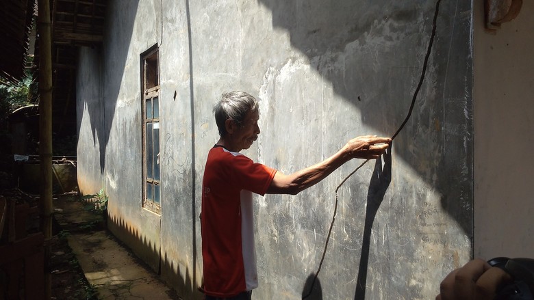 Pergerakan Tanah di Desa Gemulung Lebak, 10 Rumah Terancam Longsor Pergerakan Tanah di Desa Gemulung Lebak, 10 Rumah Terancam Longsor