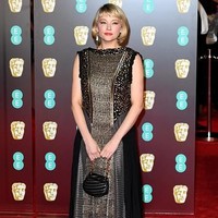 Haley Bennett mengenakan gaun hitam yang terlalu ramai detail sehingga terlihat tidak harmonis. Foto: Getty Images
