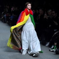Tampak di balik mantel tersebut, motif plaid berrwarna putih-coklat khas Burberry. Adapun warna pelangi dipilih sebagai bentuk dukungan label Inggris tersebut terhadap komunitas LGBTQ (lesbian, gay, biseksual, Transgender, Queer). (Foto: AFP PHOTO / Ben STANSALL)