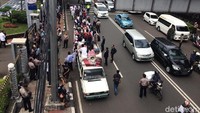 Karena itu mahasiswa tersebut menuntut agar beasiswa on going diadakan kembali untuk memfasilitasi pendidikan S3 mereka. Sudah ada perwakilan mahasiswa yang bertemu dengan Kementerian Keuangan. Setelah itu, mahasiswa akan menuju kantor Kementerian Riset dan Pendidikan Tinggi di kawasan Senayan.