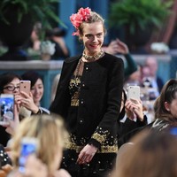 Cara Delevingne terakhir kali beraksi di catwalk saat tampil di fashion show Chanel di Paris, Prancis, Desember 2016 silam. Tinggalkan modeling, Cara fokus merintis karier sebagai aktris dan penulis. (Foto: Getty Images)