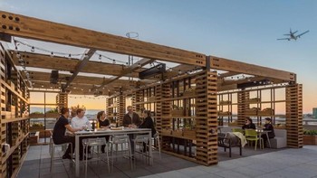 Bosan di dalam ruangan saja, karyawan diberikan ruangan outdoor sehingga bisa memicu kreatifitas karyawan. (Foto: Emily Hagopian/Business Insider)