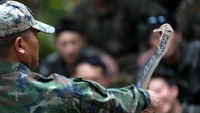 Mereka berlatih menggunakan ular kobra.
