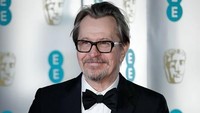 Gary Oldman, Darkest Hour membawa pulang piala Best Actor di BAFTA 2018. Foto: Photo by John Phillips/Getty Images