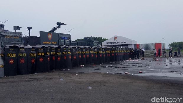 Matangkan Persiapan, Polisi-TNI Simulasi Bentrok Pilkada di Sulsel
