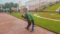 Rusia juga menjadi salah satu negara yang mereka kunjungi bersama. Ini saat di St Petersburg (@dipkisstravel/Instagram)
