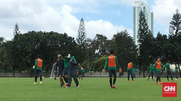 Septian David Maulana mendapatkan tekel keras dari Hanif Sjahbandi saat latihan dan harus dibopong ke pinggir lapangan oleh dokter timnas.