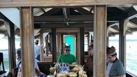 Kalau ini posenya saat minum es kelapa di atas kapal di Banyuwangi. Cak Imin menulis, Kesegaran Minum kelapa muda adalah kesegaran yang sesungguhnya.... Foto: Instagram cakiminow