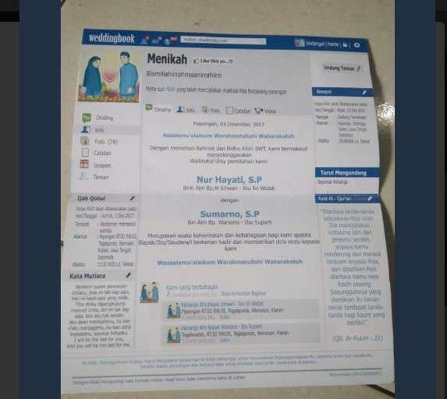 Undangan pernikahan seperti halaman Facebook ini menjadi viral karena memang tampilannya unik. Undangan dicetak benar-benar mirip desain halaman profil di Facebook dengan foto di sebelah kiri dan feed di bagian tengah. Pada bagian feed atau linimasa tertulis keterangan nama kedua calon mempelai yang menikah. Foto: Instagram