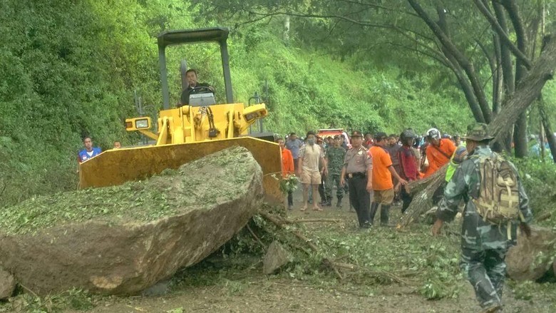 Longsor Batu Sempat Tutup Jalan Nasional Trenggalek-Ponorogo Longsor Batu Sempat Tutup Jalan Nasional Trenggalek-Ponorogo