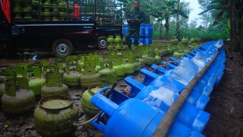 Lokasi Pengoplosan Gas di Bogor Digerebek TNI Lokasi Pengoplosan Gas di Bogor Digerebek TNI