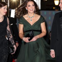 Sehari sebelumnya, Kate Middleton sempat menjadi sorotan saat menghadiri malam penghargaan BAFTA 2018. Di saat para bintang Hollywood kompak berbalut gaun hitam untuk mengampanyekan anti-pelecehan seksual, Kate malah memilih gaun hijau gelap karya Jenny Packham. (Foto: Getty Images)