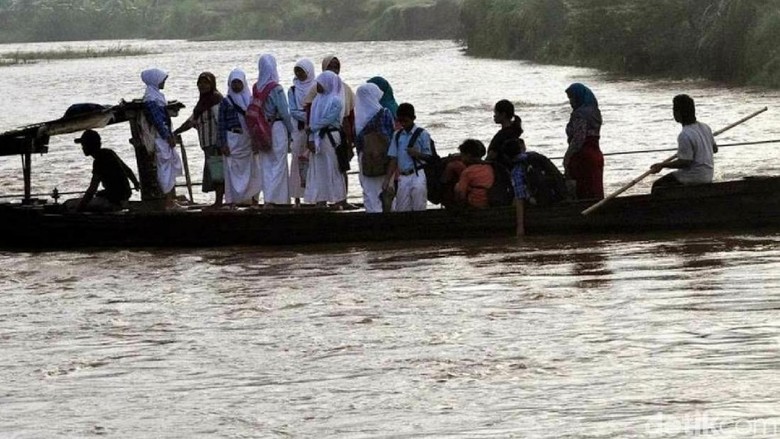 Pelajar di Brebes Ini Tiap Hari Seberangi Sungai Pakai Rakit Pelajar di Brebes Ini Tiap Hari Seberangi Sungai Pakai Rakit