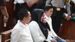Foto: Anniesa Hasibuan Berkerudung Hitam di Sidang Perdana