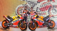 Dani Pedrosa dan Marc Marquez salam komando di depan motor kebanggaan mereka berdua yang berkelir Repsol-Honda di Jakarta.