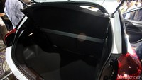 Bagasi Yaris ada deknya.