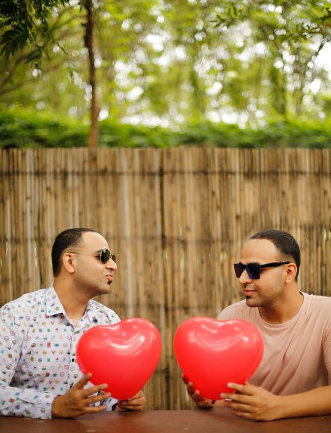 Dan sosok tersebut adalah dirinya sendiri. Melalui sejumlah foto couple, Nikhil ingin menunjukkan jika pasangan dan orang yang dicintainya saat ini adalah dirinya sendiri. Foto: Facebook Bhumika Bhatia