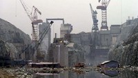 Proyek Three Gorges  yang ada di China banyak dikritik karena menggusur 1,5 juta orang dan menggusur lahan tani yang sebenarnya potensial. Bendungan ini merupakan bendungan dengan kapasitas pembangkit listrik delapan kali lebih besar dari Hoover Dam namun kapasitas listriknya hanya bisa memenuhi sekiatar 2% kebutuhan energi China di tahun 2016. Thebalance.com/Istimewa.