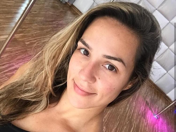 Potret Kekar Tubuh Rafaela, Wanita Cantik Juara Olahraga Pole Dance