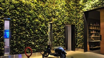 Tampak interior kehijauan seperti taman dengan kendaraan skuter. (Foto: Filmateria Digital LLC)