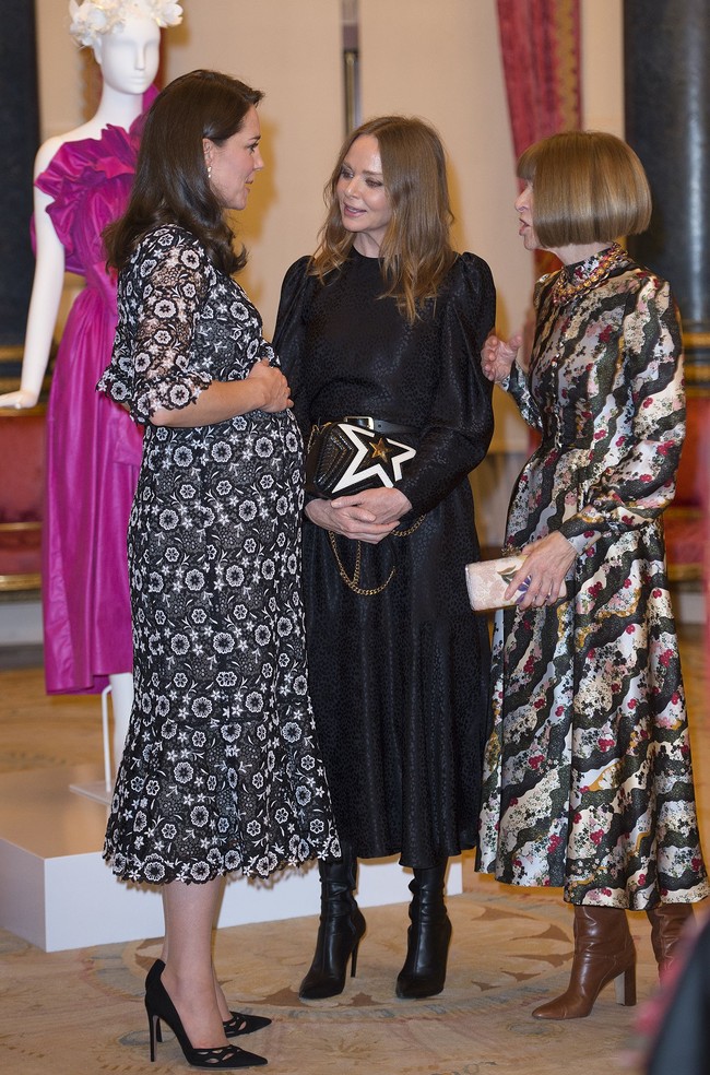 Juga mengenakan gaun Erdem, Anna sempat berbincang dengan Kate bersama desainer Inggris Stella McCartney. (Foto: Eddie Mulholland - Pool/Getty Images)
