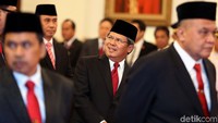 Ada juga yang berasal dari nonkarier, seperti mantan Ketua Otoritas Jasa Keuangan Muliaman Hadad dan pengacara Todung Mulya Lubis.