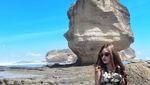 Pose Selebgram Yogya Mirip Barbie Saat di Pantai