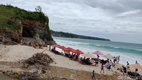 Pengelola pantai ini seharusnya dapat lebih bijak dalam mengelola potensi obyek pariwisatanya dengan memperhatikan keindahan serta kebersihan. Amat disayangkan bila pantai yang jadi rujukan para turis asing ini terlihat banyak sampah (Masaul/detikTravel)