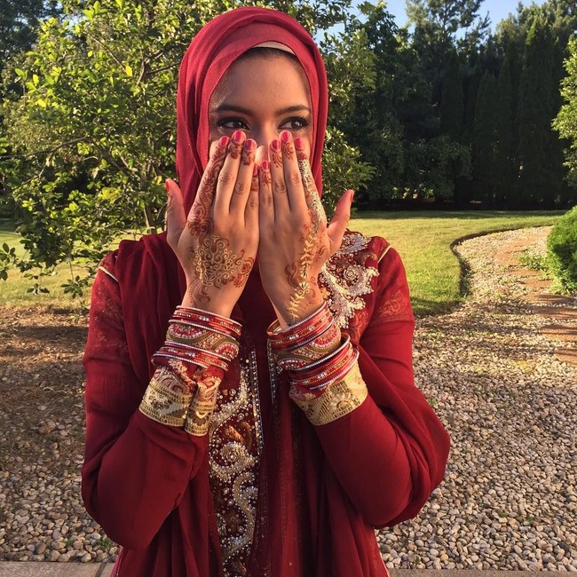 Tahera Rahman beberapa kali terlihat memakai busana adat India hingga henna di tangannya. Dilihat dari pernikahan sepupunya, Tahera Rahman masih memiliki darah India. Foto: Instagram/TaheraTV