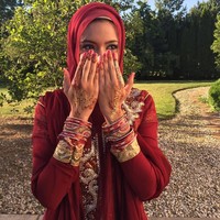 Tahera Rahman beberapa kali terlihat memakai busana adat India hingga henna di tangannya. Dilihat dari pernikahan sepupunya, Tahera Rahman masih memiliki darah India. Foto: Instagram/TaheraTV