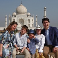 Minggu (18/2/2018), Perdana Menteri Kanada ini bertandang ke Taj Mahal dan menyempatkan berfoto di bangunan bersejarah di Agra itu. Kelimanya kompak berbusana dengan warna senada biru-putih-khaki.  Foto: Reuters