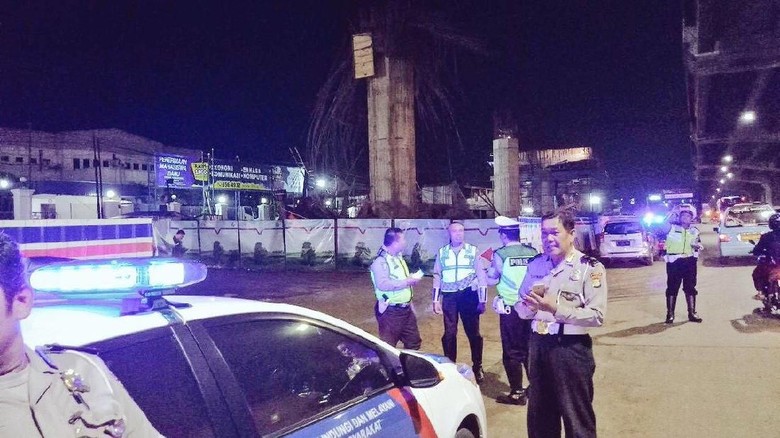 Tiang Girder Tol Becakayu Ambruk, Sejumlah Pekerja Luka Parah Tiang Girder Tol Becakayu Ambruk, Sejumlah Pekerja Luka Parah