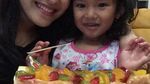 Begini Nih Gaya Ayu Ting Ting, Bilqis dan Keluarganya Kulineran