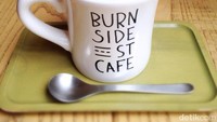 Pengin yang manis kenyal? Ini marshmallow latte yang diberi topping marshmallow dan cokelat bubuk.Foto: FB Burns Side St Cafe