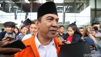 Menurut Latif, KPK jangan langsung menyita seluruh kendaraannya itu. Latif ingin KPK membuktikan dulu aset miliknya yang mana yang terkait kejahatannya.Ya dilihat dululah. Barang yang mana yang dari kejahatan, mana yang bukan. Nggak mesti harus diambil semua kan, ucap Latif. (Foto: Ari Saputra/detikcom)
