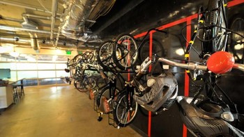 Tak hanya garasi untuk perangkat, mereka juga punya garasi sepeda. (Foto: Filmateria Digital LLC)