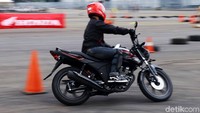Pengendara menjajal CB150 Verza di trek lurus dan berbelok.